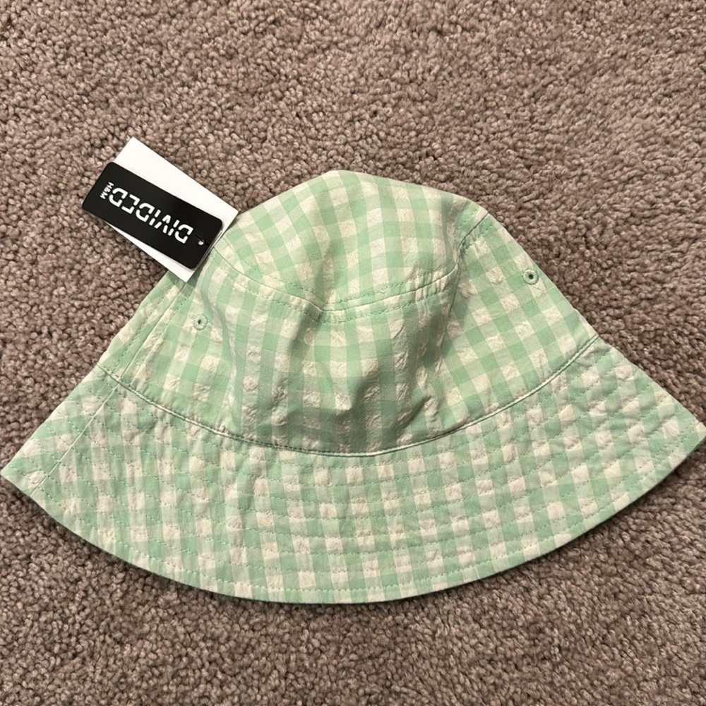 🖤 Divided Green Hat
